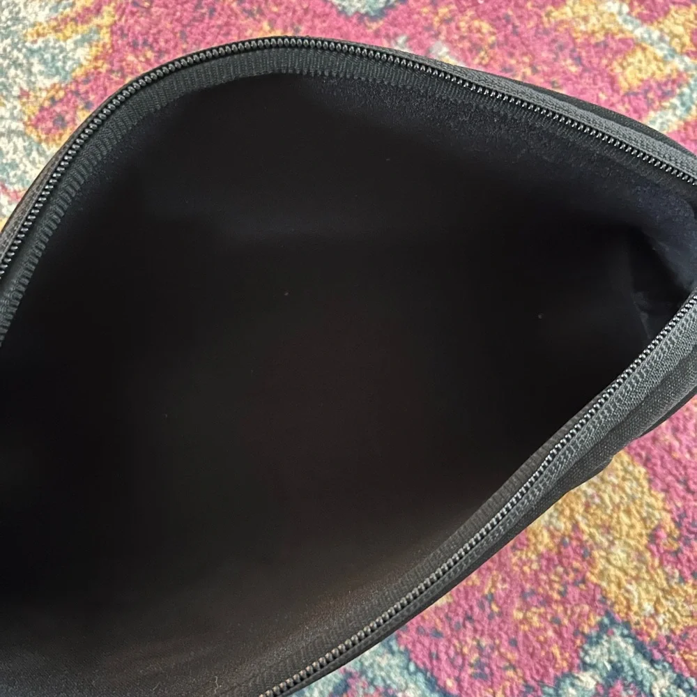 NWT SKIMS | Women’s Black Travel/Toiletry/Cosmetics Zip Top Embossed Logo Bag OS